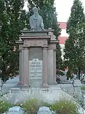 Phoographie montrant le monument à Jules Guesde de Georgette Agutte à Roubaix.