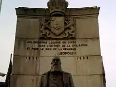 Monument à Arlon avec la citation suivante de Léopold II : « J'ai entrepris l’œuvre du Congo dans l'intérêt de la civilisation et pour le bien de la Belgique ».
