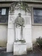 Monument à l'écrivain Paul Adam dans les jardins du Trocadéro, le long de l'avenue.