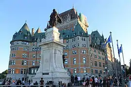 Monument avec le château Frontenac en arrière-plan.