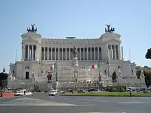 Lourdement critiqué lors de sa construction, le Vittoriano, qui commémore le Risorgimento, est un édifice monumental entre le néoclassicisme et le néo-baroque.