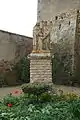 Monument situé au pied du Donjon, représentant la Sainte Famille