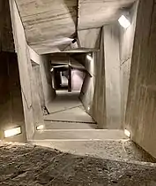 La descente, le couloir et l'escalier vers la sortie
