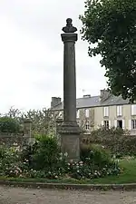 Buste de Charles Rolland Néel de La Vigne« Monument à Charles Néel de La Vigne à Dinan », sur À nos grands hommes,(en) « Buste de Charles Rolland Néel de La Vigne à Dinan », sur René et Peter van der Krogt