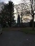 Le monument aux morts des deux guerres mondiales près de l'église.