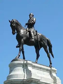 Ancienne statue équestre du général Lee, située Monument Avenue, Richmond (Virginie), avant d'être déboulonnée.