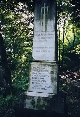 Monument aux morts près de Lipova, portant les noms de soldats français et roumains de la mission Berthelot tués dans les engagements contre les communistes hongrois en 1919.