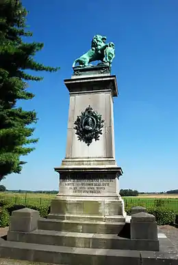 Le Monument Brunswick au sud du carrefour des Quatre-Bras.