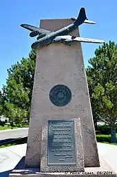 Photographie couleur d'un monument en mémoire du bombardier.