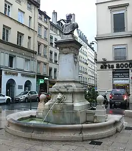 Monument à Jean-Pierre Pléney, et vue vers le sud-ouest et la rue de la Platière.