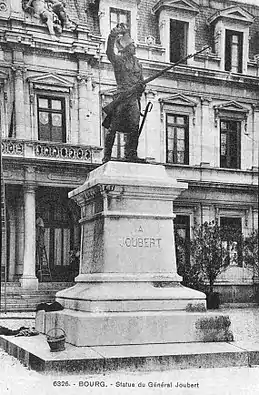 Monument du général Joubert dans cour de l'hôtel de préfecture de l'Ain à Bourg-en-Bresse.