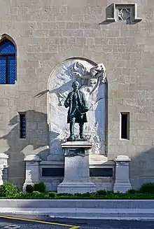 Monument contre la face sud du Château Saint-Maire.