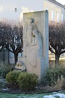 Photographie en couleur d'un monument sculpté.