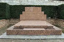 Mémorial aux victimes civiles des bombardements des 21 avril et 2 août 1944.