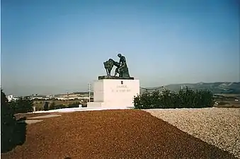 Vue du monument à l'intérieur du rond-point.