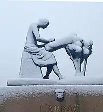 Le monument à la dentellière un jour de neige.