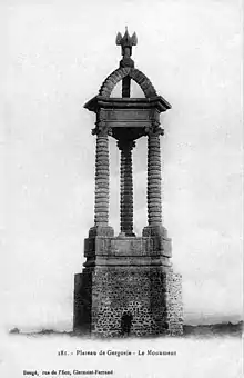 Premier état du monument commémoratif, avant le renforcement de sa base par des degrés.