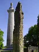 Le monument et un morceau des ruines de la collégiale.