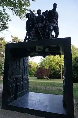 Le nouveau Monument aux héros de l'Armée noire.