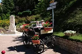 Monument aux morts et calèche.