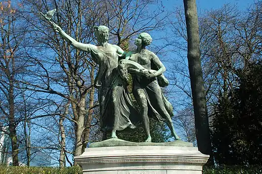 Statues en bronze d'une femme blanche qui montre le chemin à une femme indigène noire.)
