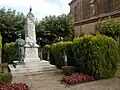 Le monument aux morts, derrière l'église.