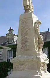 Photographie d'un monument en pierre portant des noms gravés.