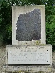 Monument aux frères Haüy, à l'emplacement de leur maison natale.