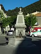 Le monument aux résistants au coup d’État de Napoléon III est constitué d’une fontaine surmontée d’un obélisque avec un buste de Marianne.