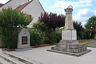 Monument aux morts et plaque en hommage à Jean Moulin, près de l'église.