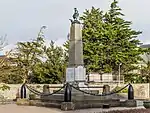 Monument aux morts« Monument aux morts de Saint-Vaast-la-Hougue », sur Wikimanche