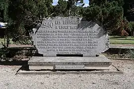 Monument dans le jardin public.