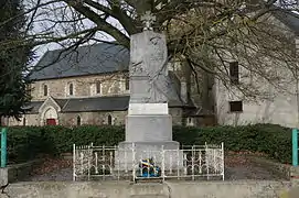 Le monument aux morts devant l'église.