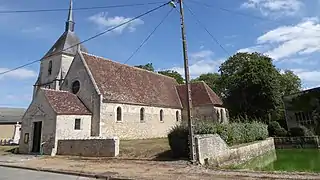 Le monument aux morts, l'église Saint-Claude et la mare.