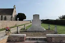Le monument aux morts et l'église Saint-Crépin.
