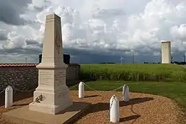 Monument aux morts et silo de Pré-Saint-Martin.