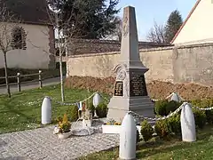 Le monument aux morts près de l'église.