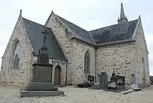 Le monument aux morts de la guerre 1914-1918 devant l'église paroissiale Saint-Ildut.