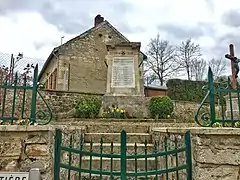 Photographie du monument aux morts de la commune de Troësnes, situé face à la mairie.