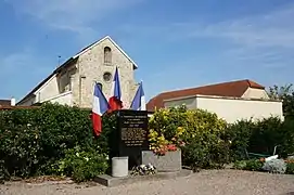 Le monument aux morts et l'église.