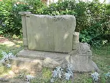 Le monument aux morts du Football Club de Lyon.