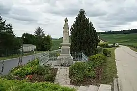 son monument aux morts.