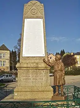 « Maudite soit la guerre » sur le monument aux morts pacifiste de Gentioux, 1922 (Creuse).