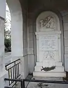 Le monument aux morts sous le porche de l'église.