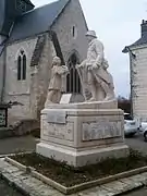 Photographie en couleurs d'un monument représentant une enfant et un soldat.