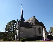 Le monument aux morts devant le chevet de l'église.