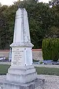 Monument aux morts du cimetière.