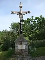 Monument aux morts avec une statue d'un Christ en croix.