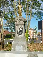 Poilu au repos (monument aux morts)