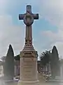 monument aux morts dans le cimetière